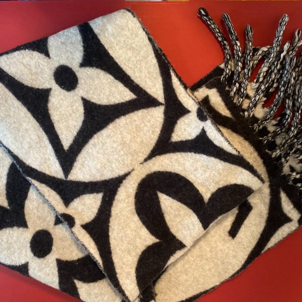 Louis Vuitton - FLIGHT MODE LV Medallion Scarf Black and White Scarf Reversible